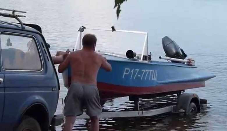 Спуск в воду лодки Казанка М
